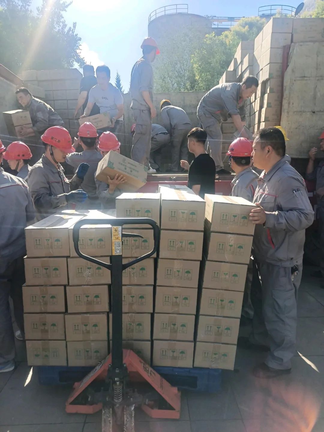 必发88网站集团工会开展“送清凉 送关爱”活动 致敬夏日里的坚守